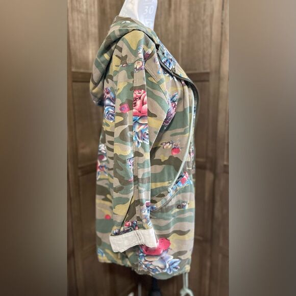 Women’s AMT Camo/Floral Hooded Jacket. - Picture 5 of 7
